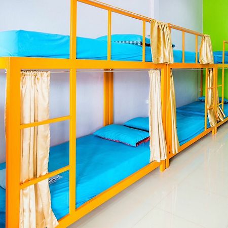 Railway Hostel (Adults Only) Chumphon Buitenkant foto
