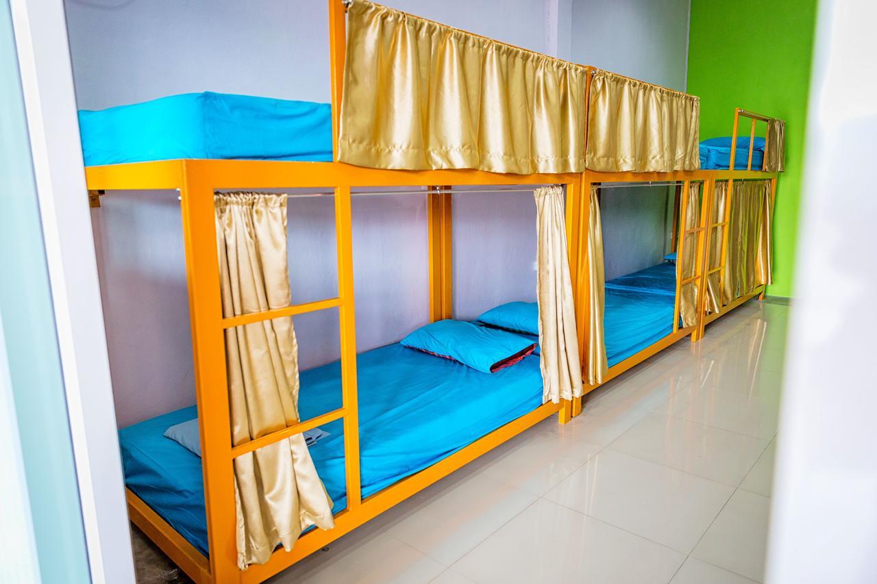 Railway Hostel (Adults Only) Chumphon Buitenkant foto